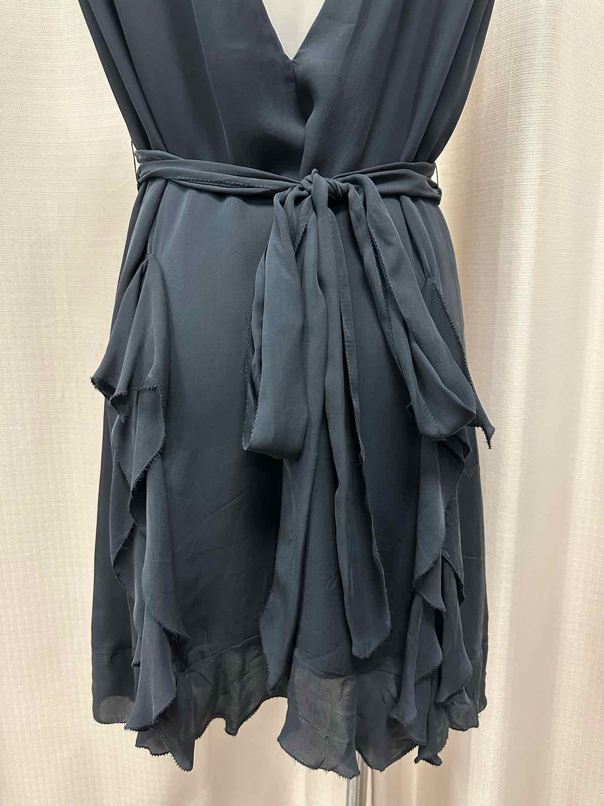 L'Agence 100% Silk Belted Lighweight Flowy Keyhole Overlay Neck 2 Black Dress
